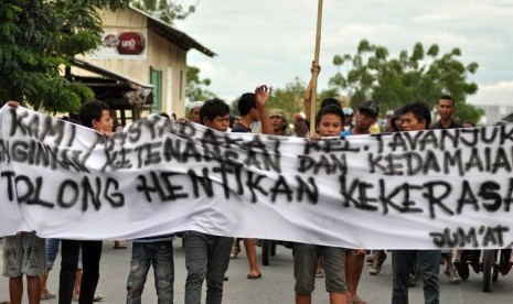 Dozens of people in Palu, Central Sulawesi, hold a demonstration to appeal for peace in the conflict area.    