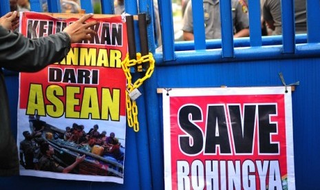 Dozens of protesters chain and padlock ASEAN secreatriat's gate in Jakarta, after they fail to meet any ASEAN representative.   