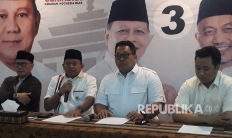 DPD Gerindra Jabar gelar Konferensi Pers minta masyarakat tunggu hasil real count. Karena, berdasarkan real count internal Pasangan Cagub Jabar Sudrajat-Ahmad Syaikhu (Asyik) unggul tipis dibanding Rindu, di Kantor DPD Gerindra Jabar, Jln PHH Mustafa Kota Bandung, Kamis (28/6)