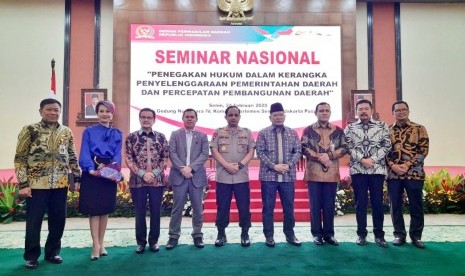 DPD menggelar Seminar Nasional dengan tema “Penegakan Hukum Dalam Kerangka Penyelenggaraan Pemerintah Daerah Dan Percepatan Pembangunan Daerah,” yang diselenggarakan DPD RI di Gedung Nusantara IV, Kompleks DPR/MPR Senayan Jakarta, Senin (24/2)