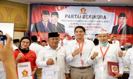 DPD Partai Gerindra Jawa Barat mengumumkan lima pasangan bakal calon bupati dan wakil bupati serta bakal calon walikota dan wakil walikota di pemilihan kepala daerah (Pilkada) Serentak 2020 di Jawa Barat, Ahad (30/8). Salah satunya, artis Lucky Hakim yang akan maju di Pilbup Kabupaten Indramayu bersama Nina Agustina Da