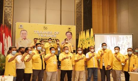 DPD Partai Golkar Sumatera Selatan (Sumsel) mulai mempersiapkan tim dalam persiapan pemilihan kepala daerah (pilkada) serentak yang akan berlangsung bulan desember mendatang. Saat ini DPD Partai Golkar Sumsel tengah melaksanakan trainer of trainer (TOT) bagi anggota yang tergabung dalam Badan Saksi Nasional (BSN) Sumsel, yang berlangsung pada 22-23 oktober di Hotel Santika Bandara Palembang. BSN Sumsel yang diketuai oleh Augie Yahya Bunyamin ini merupakan badan yang dibentuk pertama kali untuk mengawal pelaksanaan pilkada, pileg hingga pilpres. 