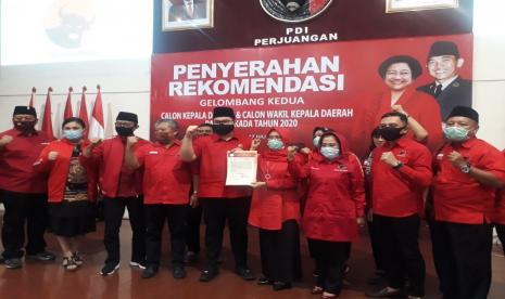 DPD PDIP Jatim menyerahkan surat rekomendasi kepada Hanindhito Pramono untuk maju pada Pilkada Kediri 2020