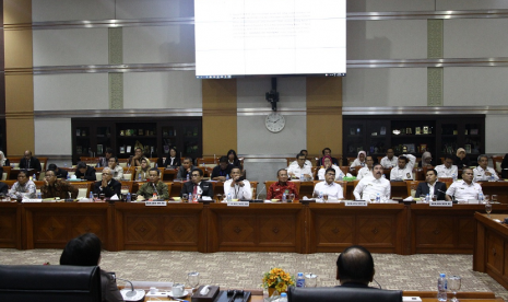 Sekretaris Jenderal DPD RI Reydonnyzar Moenek didampingi Deputi Administrasi Adam Bachtiar dan Deputi Persidangan Sefti Ramsiaty menghadiri Rapat Dengar Pendapat (RDP) pembahasan Rencana Kerja dan Anggaran (RKA) K/L dan Rencana Kerja Pemerintah (RKP) K/L tahun 2020 dengan Komisi III DPR RI di Ruang Rapat Komisi III DPR RI, Rabu (12/6).