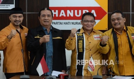 DPP Partai Hanura Benny Ramdhani (kanan)