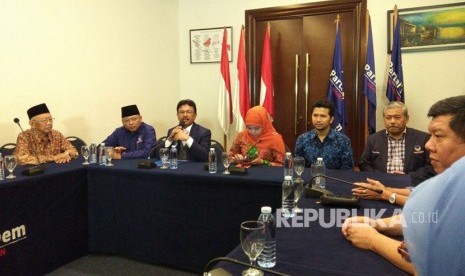 DPP Partai Nasdem menyerahkan secara resmi rekomendasi dukungan kepada Khofifah Indar Parawansa-Emil Dardak,  sebagai cagub-cawagub Pilkada Jatim 2018, Selasa (2/1). Khofifah-Emil menegaskan akan segera mendaftar sebagai peserta Pilkada 2018.