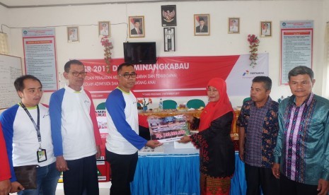 DPPU Minangkabau yang menyalurkan CSR bidang pendidikan lewat pemberian bantuan sarana dan prasarana untuk SMA Negeri 2 Batang Anai, Sungai Buluh, Pariaman, Sumatra Barat. 