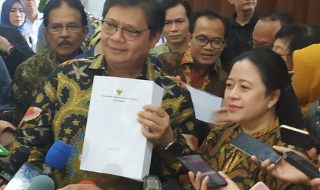 DPR resmi menerima naskah omnibus law cipta kerja dari pemerintah di Kompleks Parlemen Senayan, Jakarta, Rabu (12/2). 