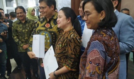 DPR resmi menerima naskah omnibus law cipta kerja dari pemerintah di Kompleks Parlemen Senayan, Jakarta, Rabu (12/2). 