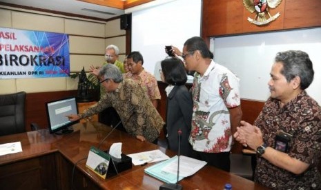 DPR terus berupaya meningkatkan pelayanan publik.