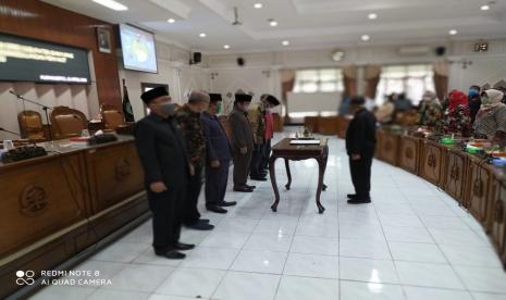 DPRD Banyumas menggelar rapat paripurna persetujuan Raperda mengenai Pencegahan dan Penanggulangan Penyakit. Salah satu yang diatur dalam perda tersebut adalah mengenai kewajiban da n sanksi denda bagi yang tidak mengenakan masker.