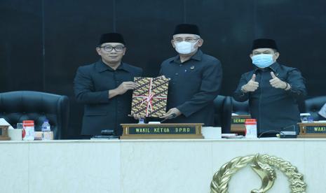 DPRD Jabar, mengapresiasi realisasi pendapatan daerah Anggaran Pendapatan dan Belanja Daerah (APBD) Pemprov Jabar tahun 2021 melebihi target. Yakni, berhasil menyentuh angka 102,41 persen.