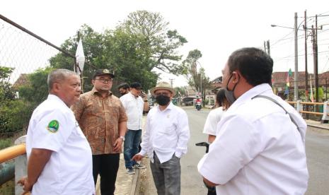 DPRD Jabar Tinjau Penopang Jembatan Cigereuh, Kabupaten Bandung yang Rusak 