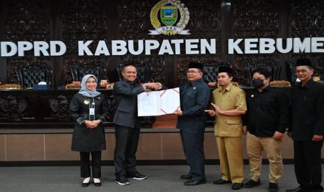 DPRD Kabupaten Kebumen menyetujui dua Rancangan Peraturan Daerah (Raperda) untuk segera ditetapkan menjadi Perda. Keduanya yakni Raperda tentang Lambang Daerah dan Raperda tentang Perusahaan Daerah Aneka Usaha Kebumen Jaya.