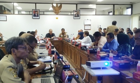 DPRD Kota Yogyakarta menggelar rapat konsultasi bersama  Pemerintah Kota Yogyakarta dalam rangka membahas terkait kenaikan Pajak  Bumi dan Bangunan Pedesaan dan Perkotaan (PBB-P2) secara ekstrem di Kantor  DPRD Kota Yogyakarta, Senin (2/03). (ki-ka) Ketua DPRD Kota Yogyakarta,  Danang Rudyatmoko dan Wali Kota Yogyakarta, Haryadi Suyuti.