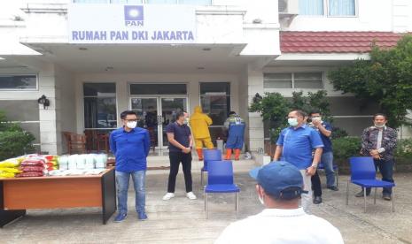 DPW PAN DKI membagikan kebutuhan pencegahan corona kepada masyarakat.