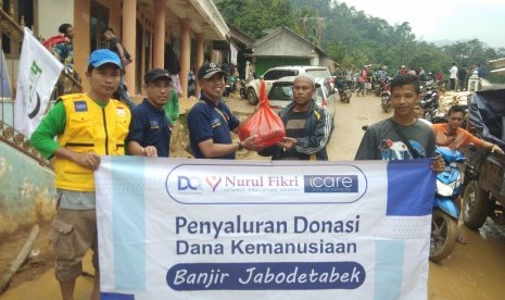 DQ (Dompet Alquran Indonesia) bersama ICare Banten (Unity for Humanity) menyalurkan bantuan kepada para pengungsi korban banjir dan longsor di Kabupaten Lebak pada Ahad, 26 Januari 2020.