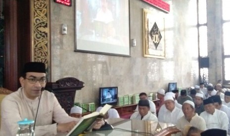 Dr Ali Hasan Bahar mengisi kuliah Dhuha di Masjid Agung Sunda Kelapa, Menteng, Jakarta Pusat, Ahad (5/11).