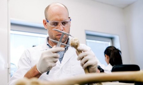 Dr Carl Stephan berkerja di bagian kerangka di Sekolah Biomedis,Universitas Queensland.