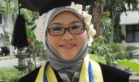 Dr Dewi Wahyuni