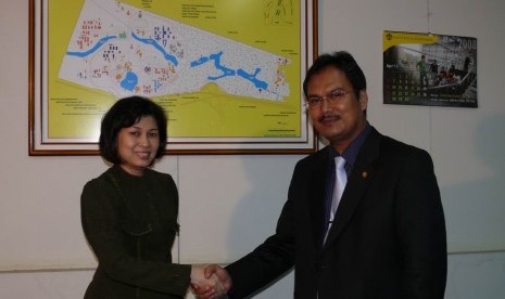 Dr.dr. Ratna Sitompul bersama Rektor UI Gumilar Rusliwa Somantri