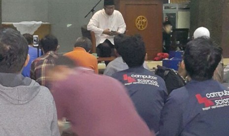 Dr drh Hasim Danuri DEA memberikan presentasi tentang membangun izzatul muslimin dengan kemuliaan Islam.