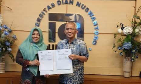 Dr Dwiza Riana dan Prof Dr Ir Edi Noersasongko pasca penandatanganan nota kesepahaman.