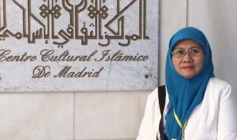 Dr. Elly Warti Maliki, Lc. MA, Kepala Sekolah Internasional Islamic School Jeddah dan Doktor Fiqih Muqarin Universitas Al-Azhar Cairo