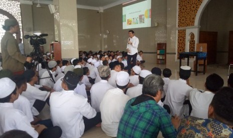 Dr. Firsan Nova, penulis buku Crisis Public Relations sekaligus Managing Director Nexus RMSC, saat memberikan kuliah umum di Pondok Pesantren Al Mukmin Ngruki, Solo, akhir pekan lalu. 