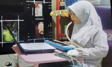 dr Fitri Wisnuwardani, SpM menyarankan untuk mengubah cara belajarnya dengan mengatur cahaya komputer atau smarphone, jangan terlalu terang atau terlalu gelap disesuaikan dengan cahaya ruangan.