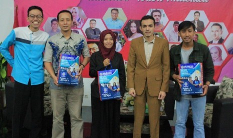 dr Gamal Albinsaid (kedua dari kanan) berfoto dengan penanya di acara seminar dan talk show tokoh milenial di UBSI Kampus Cengkareng.