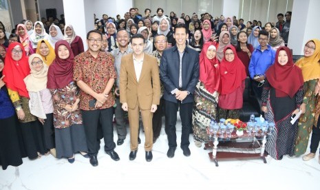 Dr Gamal Albinsaid (mengenakan setelan jas cokelat) berforo bersama dengan peserta seminar dan talk show tokoh milenial di STMIK Nusa Mandiri Kampus Margonda.