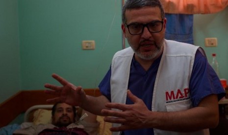 Dr. Ghassan Abu-Sitta, seorang dokter yang mengabdikan diri untuk merawat ribuan orang di Gaza, Palestina.