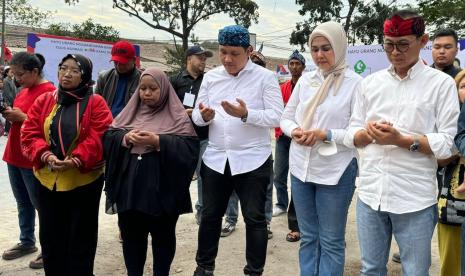 Dandan Riza Wardana (ikat kepala warna merah) dan Arif Wijaya berdoa bersama yang dipimpin oleh Ustad Dudi Muttaqien di Lapangan Sukapura, Kecamatan , Kota Bandung, Kamis (29/8/2024).   