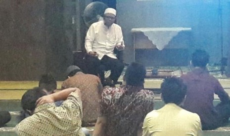 Dr Hasim Danuri DEA mengisi kajian Islam di Masjid Alumni IPB Bogor.