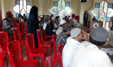 Dr Hayati Syafri, dosen IAIN Bukittinggi yang nonaktif mengajar lantaran keputusannya bercadar, hadir dalam musyawarah akbar ormas Islam, Ahad (25/3). Pertemuan tersebut membahas upaya dialog dengan IAIN Bukittinggi terkait pembatasan cadar di kampus. 