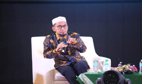 Dr. (HC) Adi Hidayat, Lc., MA., yang berkesempatan memberikan pandangan dan pencerahan dengan subtema Pengembangan Praksis Dakwah Kultural: Supporters, K-Popers, dan Masyarakat Seni-Budaya, Selasa (19/03/2024), di Auditorium KH Ahmad Azhar Basyir Gedung Cendekia Universitas Muhammadiyah Jakarta (UMJ).