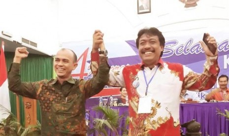 Dr Heri Budianto MSi (kiri) berfoto bersama Dr Dadang Rahmat pada acara Kongres IV Aspikom. Heri terpilih sebagai ketua umum Aspikom Pusat periode 2016-2019. 