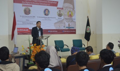 Dr. Indra Cahya Uno saat menjadi pembicara di Seminar BSI Digination yang diselenggarakan di Bina Sarana Informatika (BSI) kampus Bogor yang bertajuk ‘Kesiapan Perguruan Tinggi dan Mahasiswa Dalam Menghadapi Era Digital & Revolusi Teknologi 4.0’ di aula AMIK BSI Bogor, Senin (4/6).