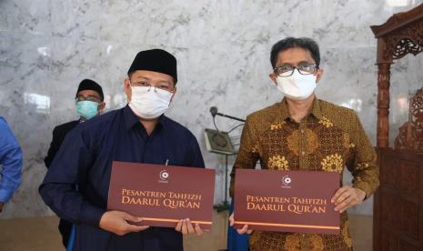 Dr. Ing. Agus Aulia, M. Sc, Direktur Lembaga Alumni Eropa, di hadapan ribuan santri pesantren tahfizh Daarul Qur’an, Tangerang, saat menandatangi kerjasama pendidikan dengan ustad Ahmad Jamil, pimpinan Daarul Qur’an Direktorat Pendidikan di Masjid An-Nabawi, Selasa (23/2). 