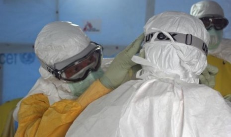 Dr. Joel Montgomery (left), team leader for the US Centers for Disease Control and Prevention Ebola Response Team in Liberia. (photo is released on Sept. 16, 2014)