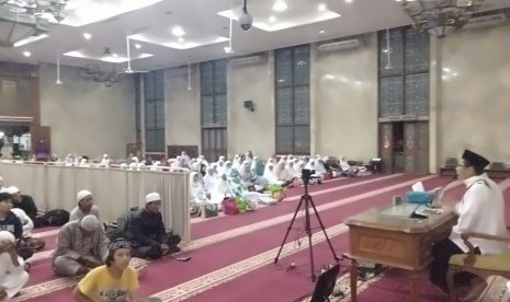 DR KH Cholil Nafis MA memberikan tausiyah pada i'tikaf di Masjid Agung Sunda Kelapa (MASK) Menteng, Jakarta Pusat, Sabtu (4/11) malam.