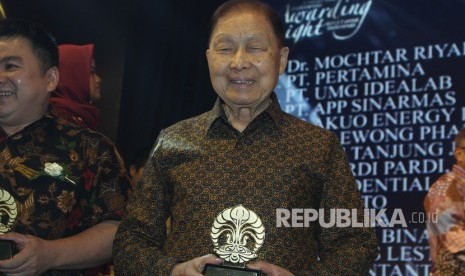 DR. Mochtar Riady menerima award sebagai kontributor dalam Bidang Penelitian terhadap UI dan juga kontributor Dana Abadi UI.