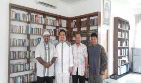 Dr Muhammad Syafi'i Antonio (kedua dari kiri) bersama Ketua Panitia IBF 2016 M Anis Baswedan (kiri) dan anggota panitia lainnya, di rumah Syafi'i Antonio, Bogor, Ahad (8/11).