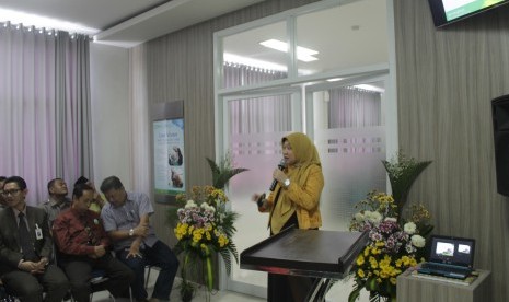 dr Nika Bellarinatasari (kanan) saat presentasi unit low vision Sultan Agung Eye Center. 