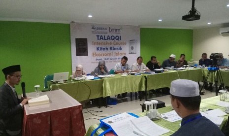 Dr Oni Syahroni Lc, MA menjadi narasumber talaqqi untuk para pengawas syariah. 