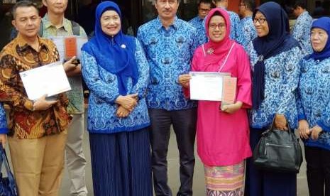 Dr Rika Yuliwulandari PhD (kebaya merah) dan DR Nurul Huda SE MM (batik) diberikan penghargaan dosen terbaik dari Lembaga Layanan Pendidikan Tinggi Wilayah III Kemenristek Dikti.