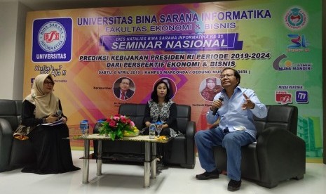 Dr  Rizal Ramli (sebelah kanan) di acara seminar nasioal yang diselenggarakan oleh FEB UBSI.