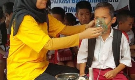 Dr Sartika Harsa tengah merawat korban asap