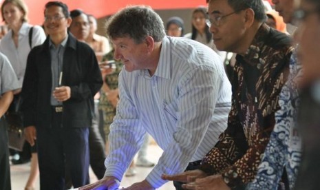 Dr Stuart Kohlhagen (center), General Manager of Science and Technology at Australia’s science and technology centre, Questacon, helps press conduction plates to mark the opening of a two week science capacity building workshop at PP-IPTEK Jakarta on Monda